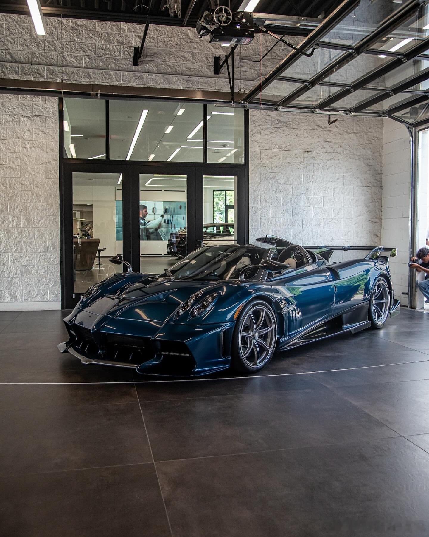 这个Pagani Imola Roadster是第八款全露蓝碳纤维车型。• Pa