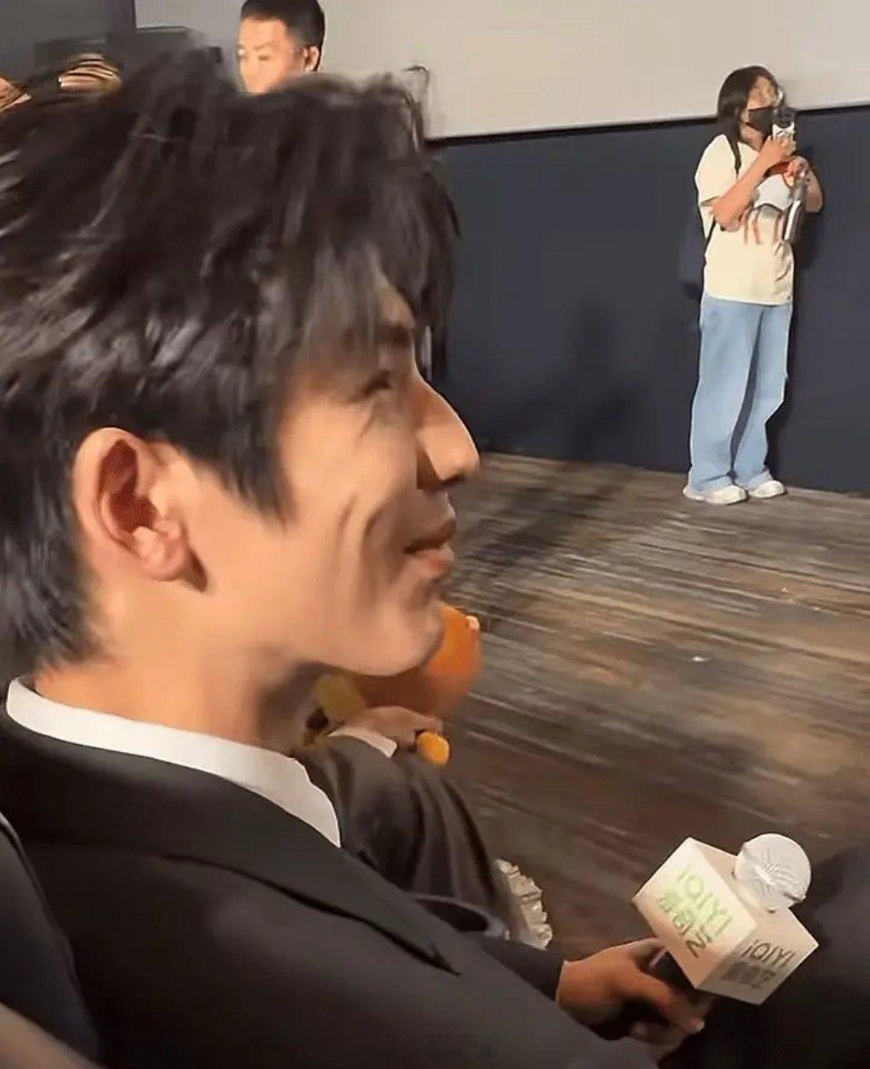 网友锐评张凌赫这一秒过火剧宣现场，作为神颜的张凌赫也大翻车了。。。 