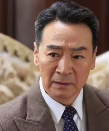 2003年，49岁的寇振海向演员李婷表白，李婷拒绝的说：寇老师，你比我大25岁，