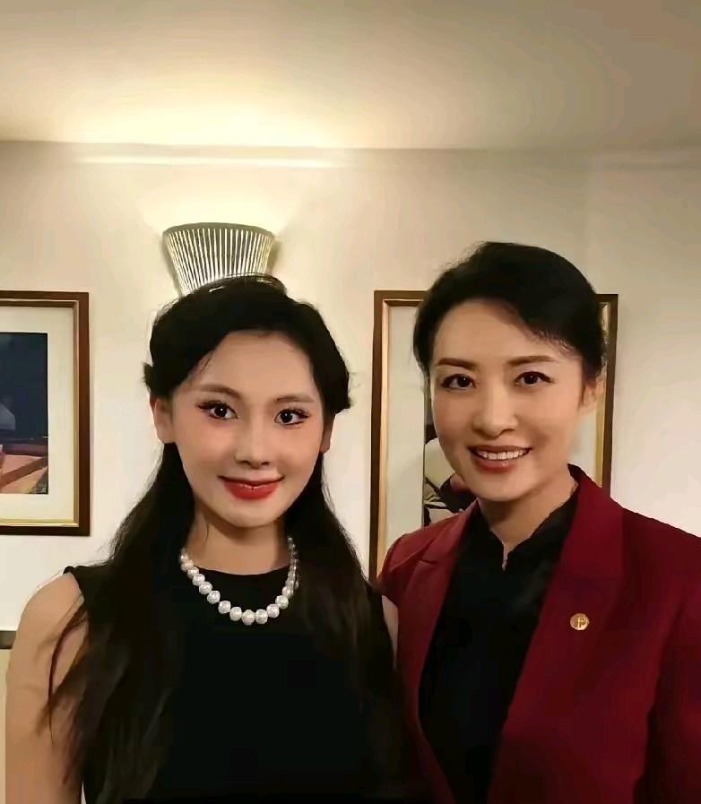 周涛21岁的女儿很漂亮，只是个头没有妈妈高挑，一双丹凤眼看起来很温婉，周涛和老公
