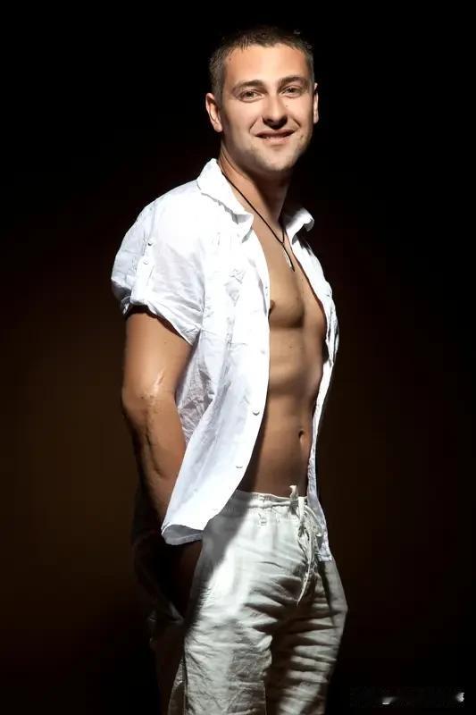 相册里存着上千张照片，翻来翻去，最满意的还是那张糊了的全家福。
 
那天是爷爷的