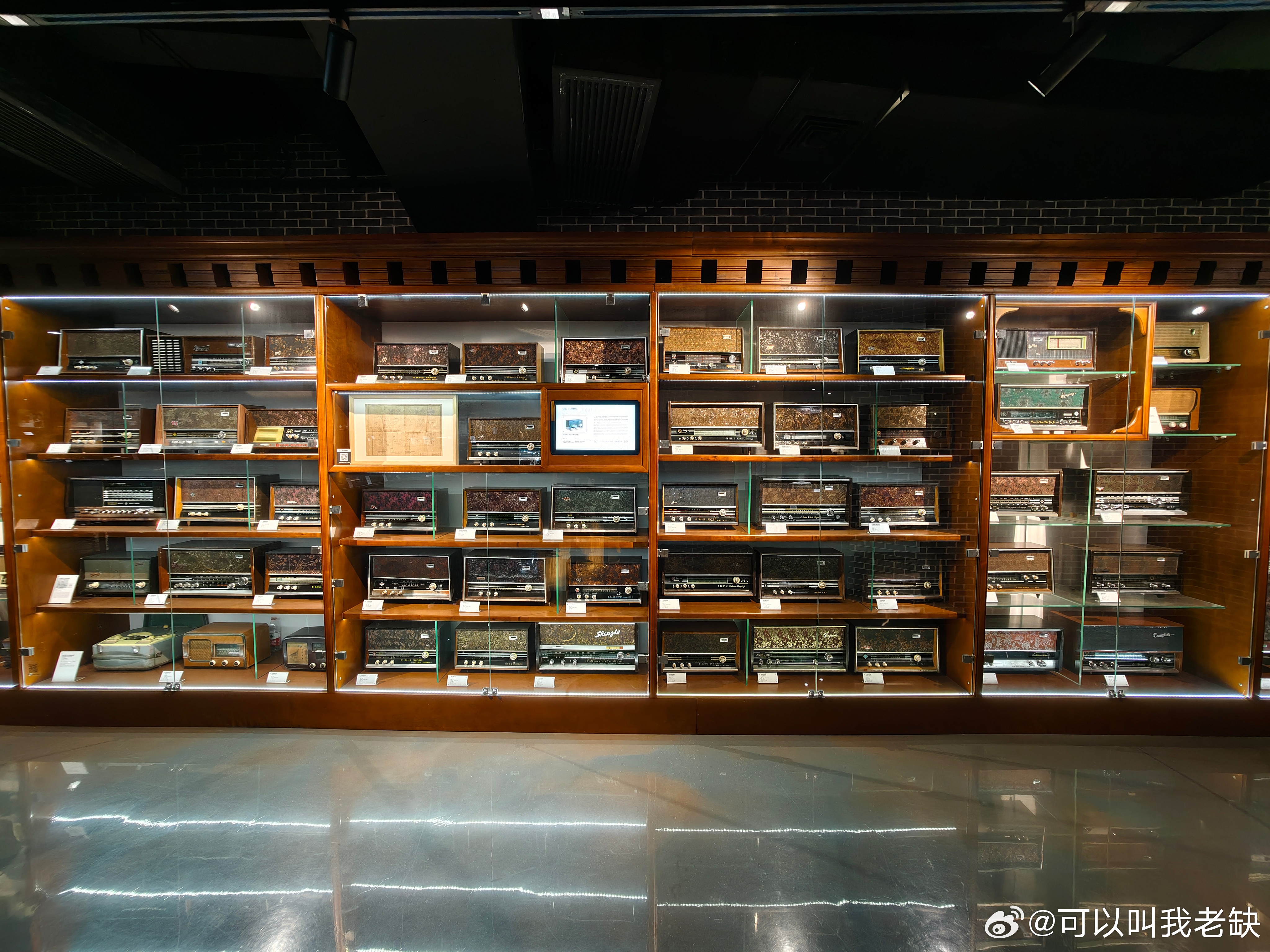 在上海无线电博物馆，果然在这找到了这款红灯牌的收音机。没想到还是经典型号我小时候