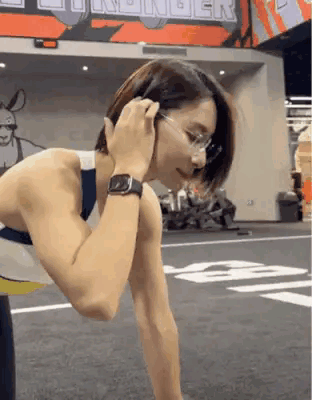 当她把头发盘到耳朵的时候，我就知道她不简单……一个长时间浸泡在健身房的妹子，看一