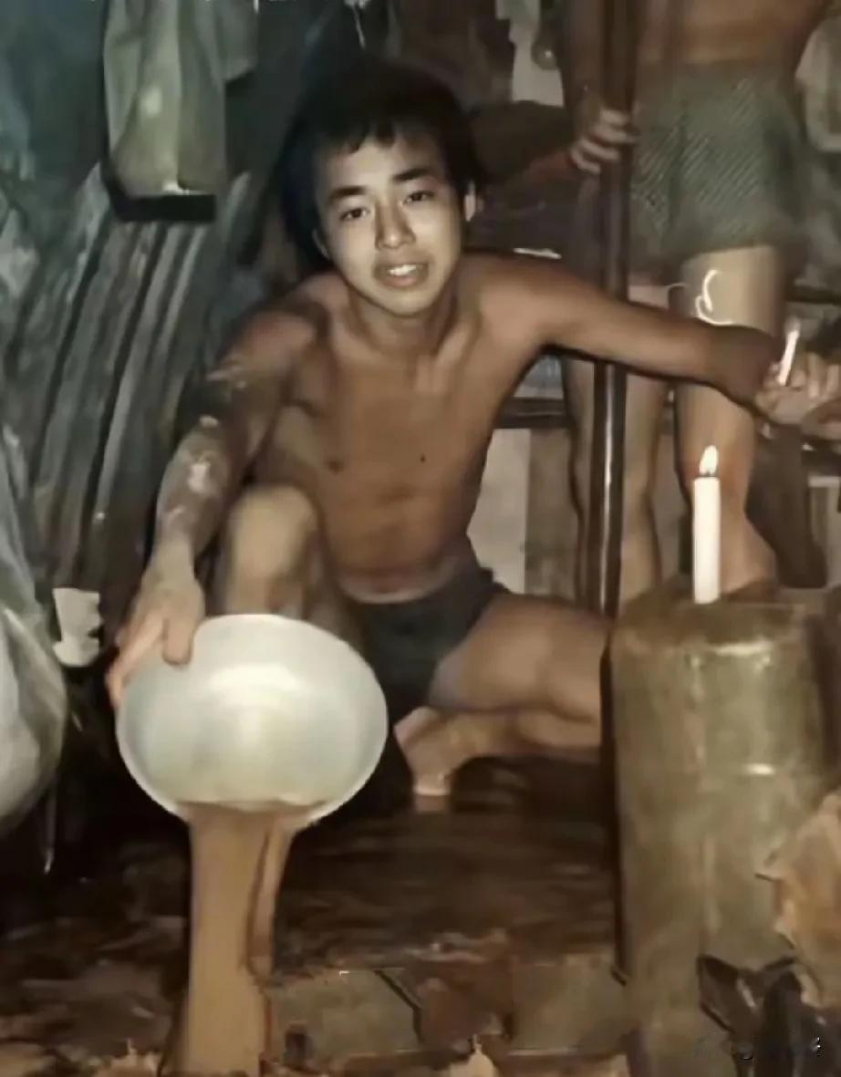 一场狂风暴雨后，猫耳洞里的场景惨不忍睹。水疯狂涌入，水位一下就到了战士们的腰间。