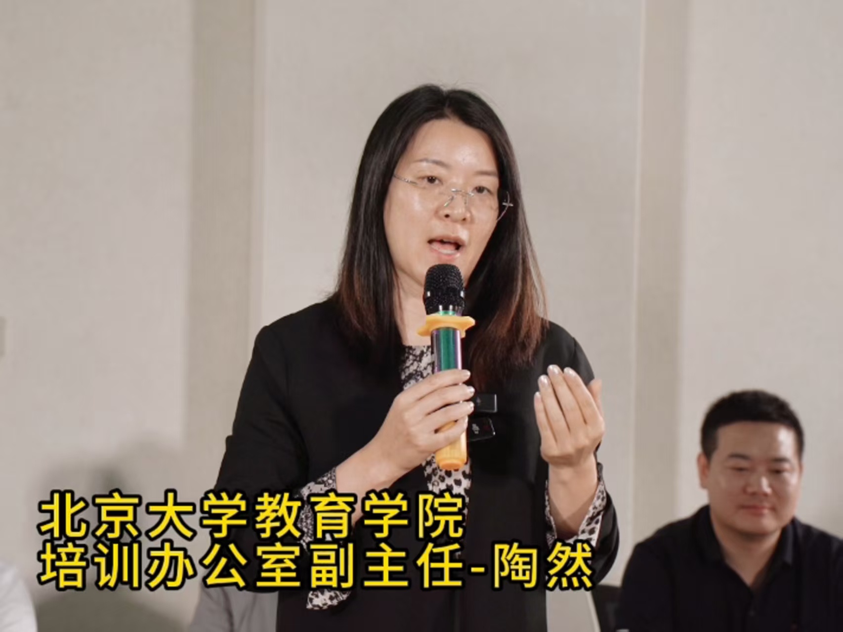 首个通过教师资格证考试的AI老师面对持证的AI新同事，作为老师真有点压力，每个孩
