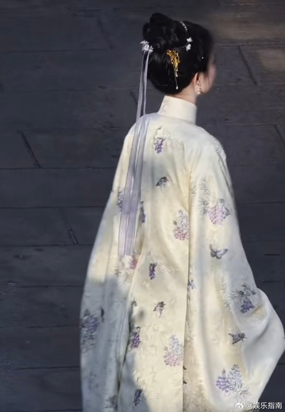 王楚然《明月录》魏采薇路透，温婉清丽 笑起来好娇美！！