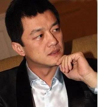 演员李亚鹏说，人是有预感的，那一次爸爸从新疆来看我，在我新买的别墅里转悠一圈，很
