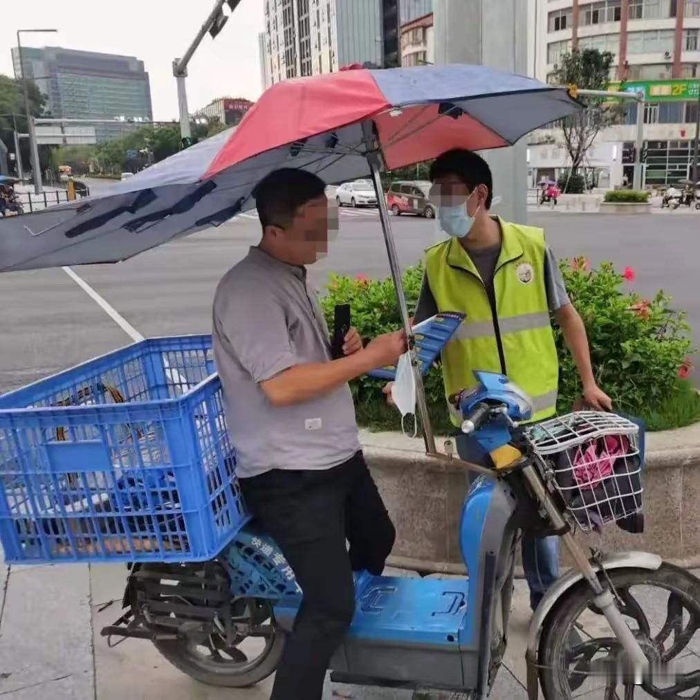 每次骑车遇到这种电动车加装遮阳伞的，我都躲的远远的，这种装置看着危险，其实一点也