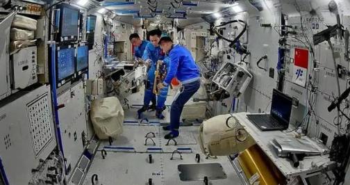为什么中国的空间站好像每次只能上3个人，而国际空间站却能挤十几人？
 
麻烦看官