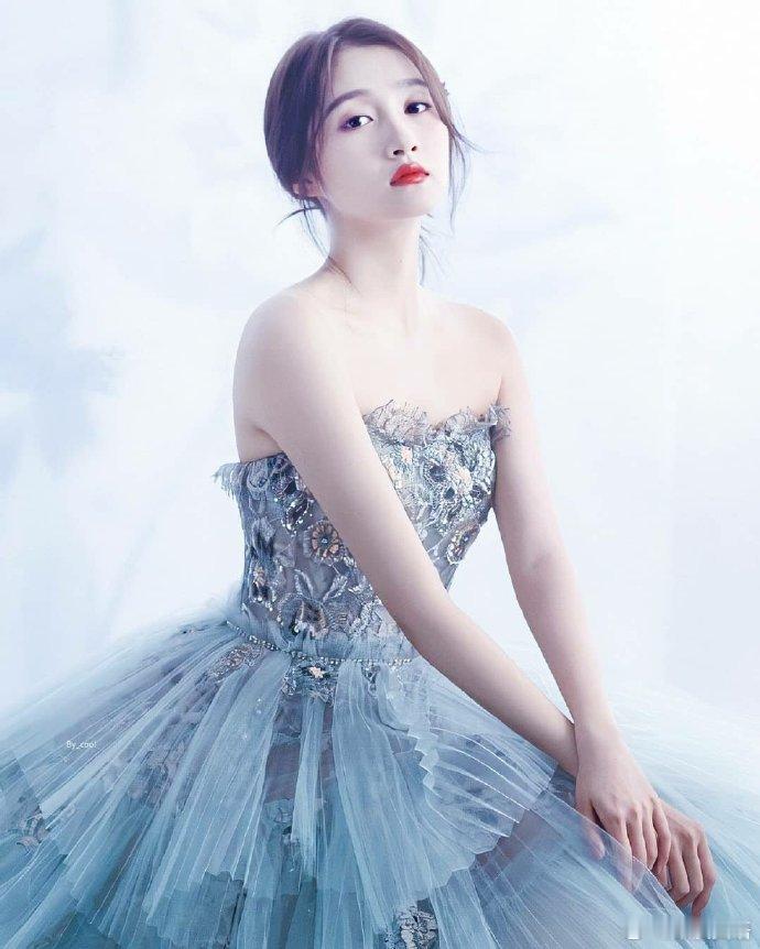 #关晓彤# 花一般美丽的天使彤！ ​​​