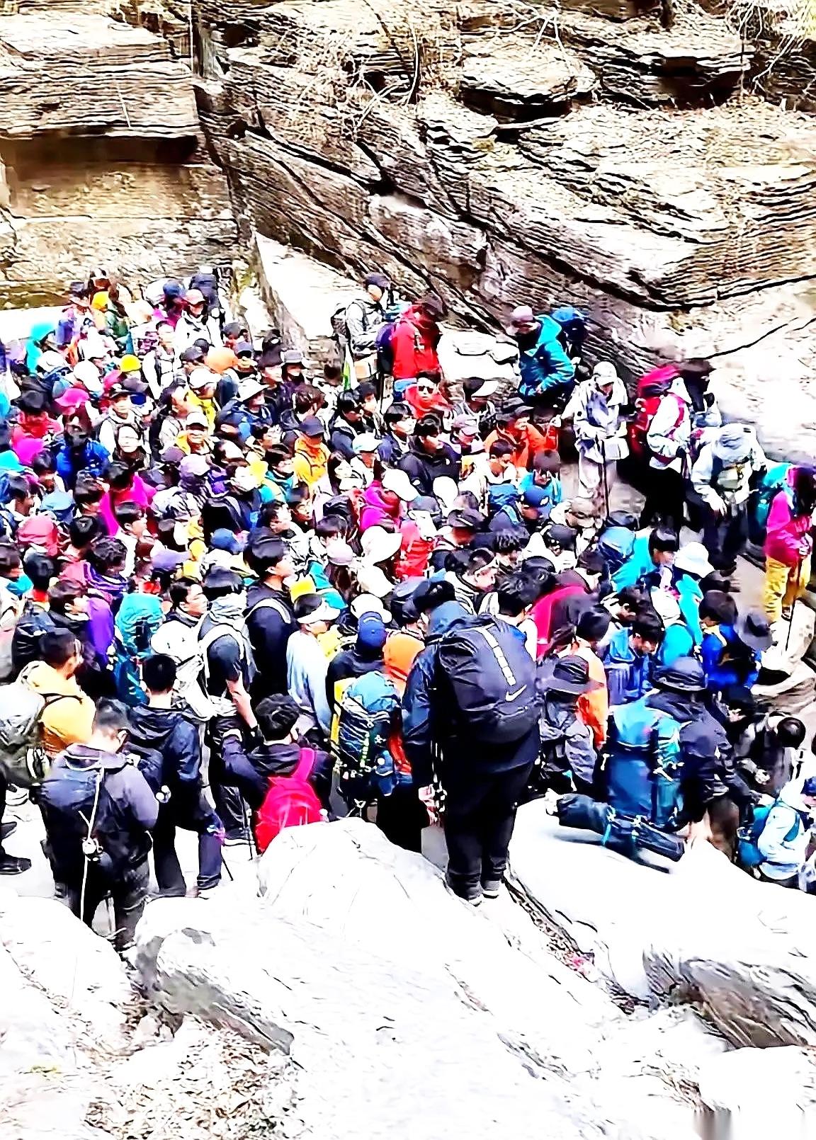 进山徒步真的要留心！千万别跟背包挂着“小短腿”玩偶的人走太近！

一开始只当是普