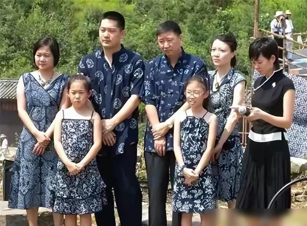 张璇的父母是那种比较正向，比较乐观的父母，不觉得女儿离婚了，不配嫁给第一次结婚的