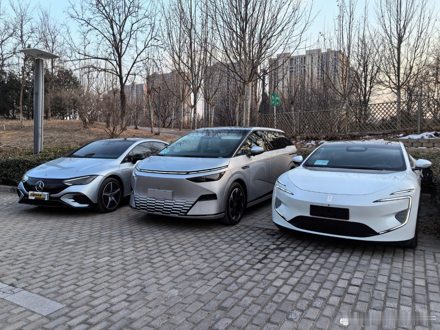 今日份遛车，除了手头的EQE/阿维塔12/X9（i3今天家里在用），还有朋友的极