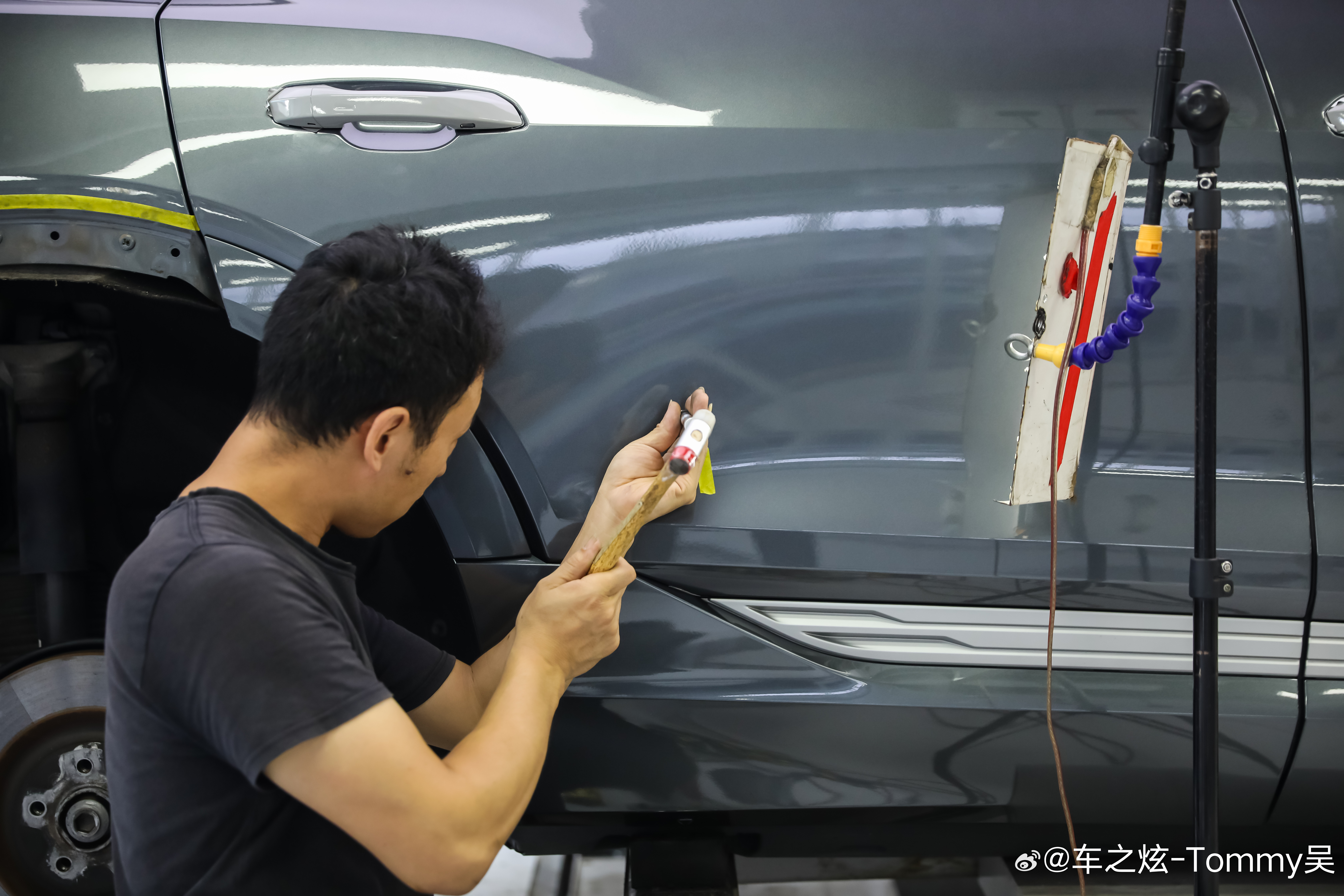 奥迪E-tron无损凹凸修复 后门与后叶碰凹 纯手工修复受伤部位后 告别钣金喷漆