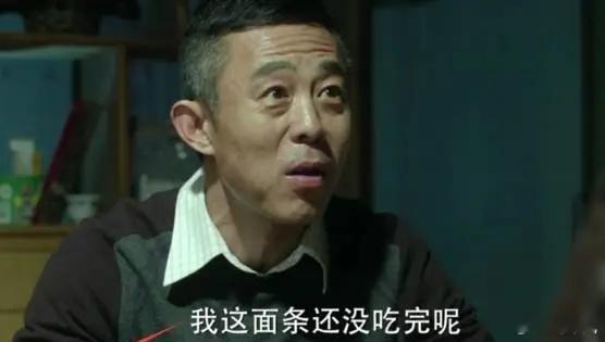 #官员用茅台打比方反问央视记者#这大概是茅台喝多了，连举例都这么不接地气。你但凡