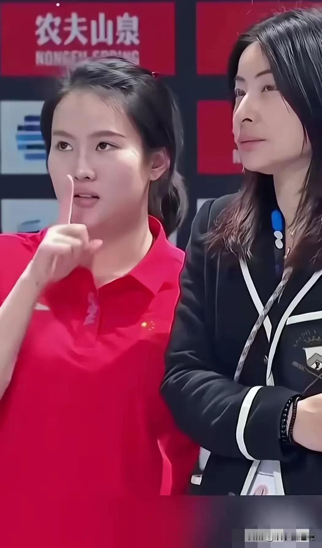 巴黎奥运会，两个曾经的跳水女王不经意间被拍照，看起来让人觉得十分温馨。
一个嫁入