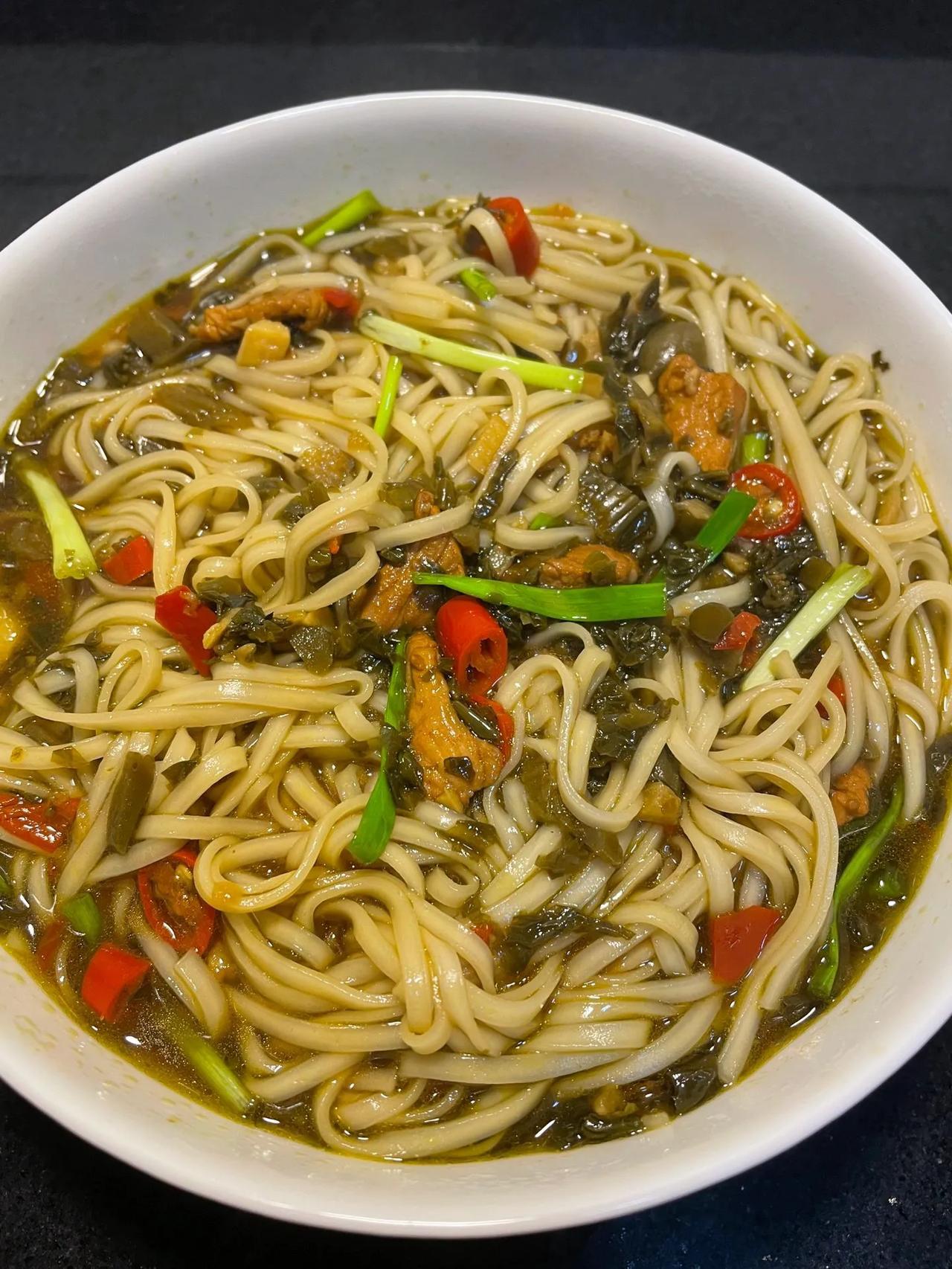 酸辣开胃的酸菜面，真的好好吃！
      胃口不好的时候，来一碗酸菜面开开胃，