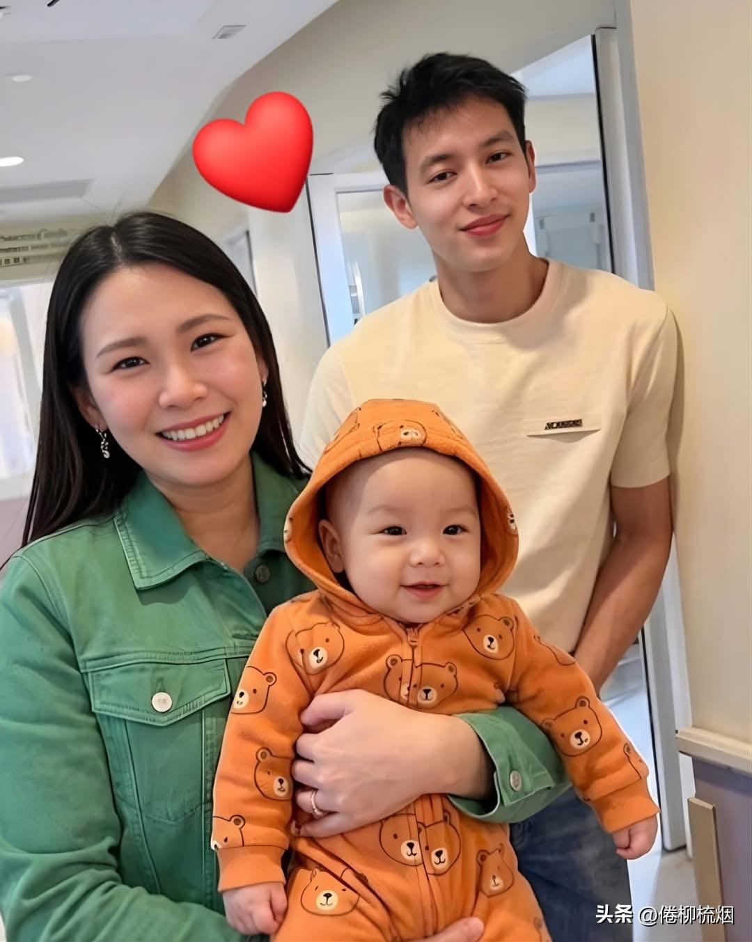 James J一家三口。。[鼓掌][鼓掌]