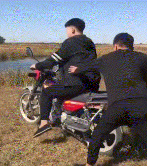 如何婉拒别人搭车：我让你上车咯，是你自己裤子太滑了 