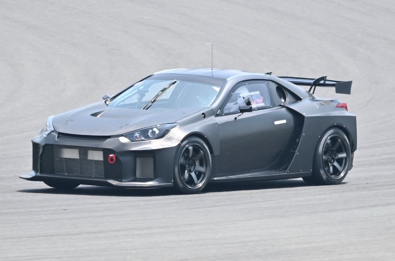中置，后驱，2.0T，带尾翼———这玩意据说是新一代丰田MR2。都2026了，丰