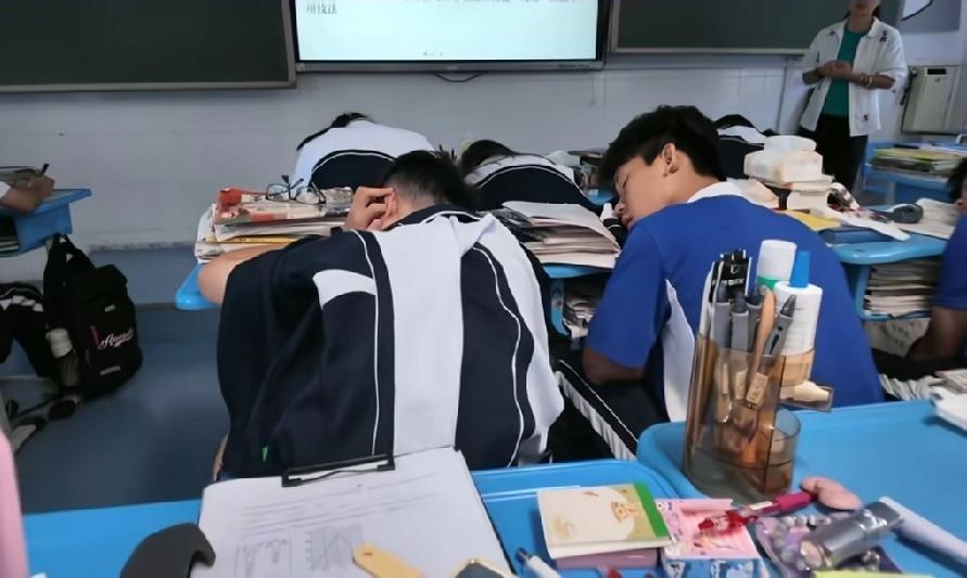 高一历史课堂，都在睡觉，历史老师也是无语了，睡吧睡吧，考试出的题不在书上
如果科