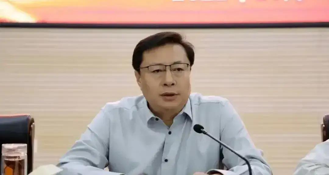 那个天天把“狼性”挂在嘴边的郓城杨新胜，终究是栽了。

他从淄博周村干起，33年