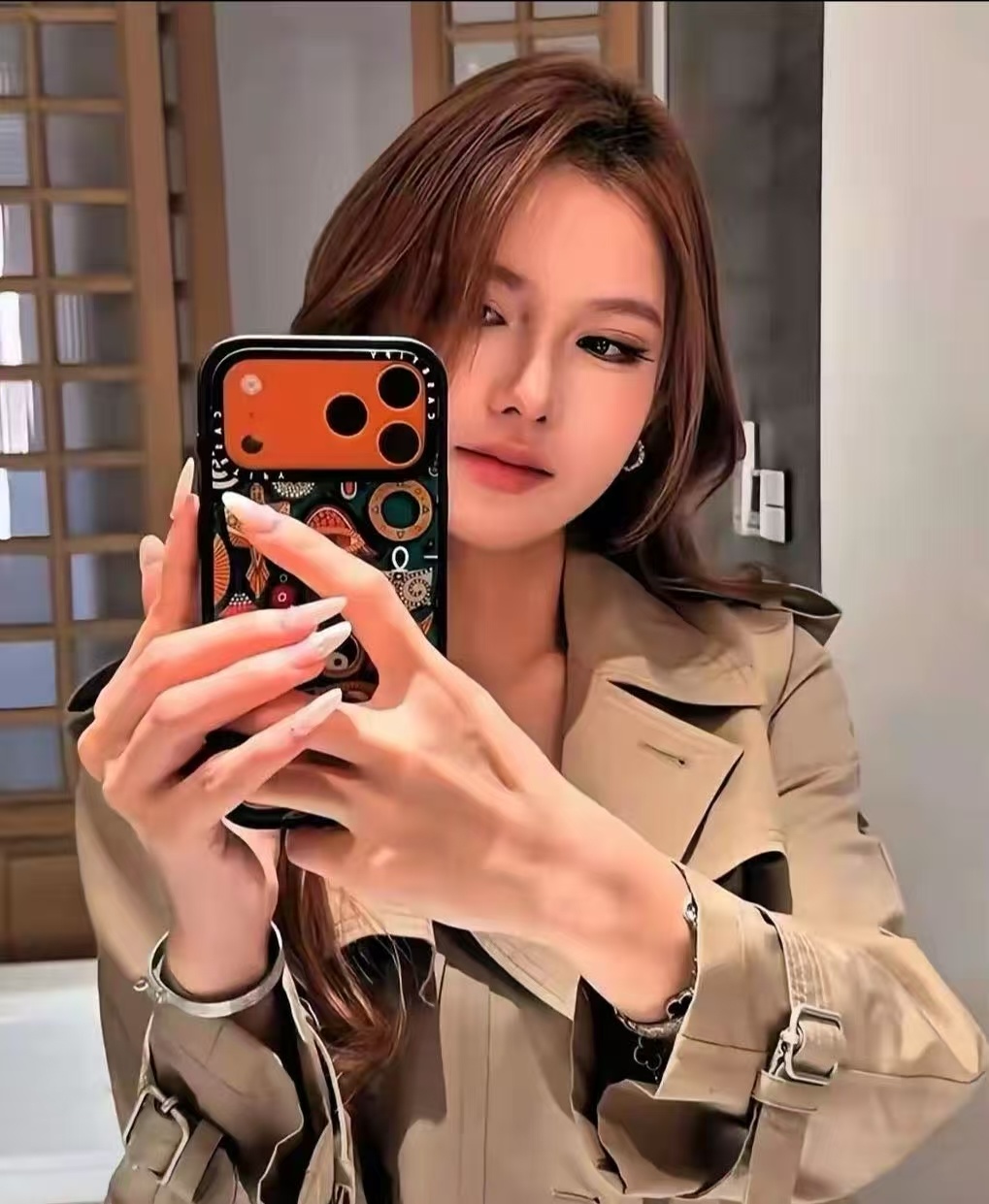 小杨嫂大变样，脸部肿胀像气球。小杨哥停播一年多，小杨嫂就变成这个样子，欧式风格浓