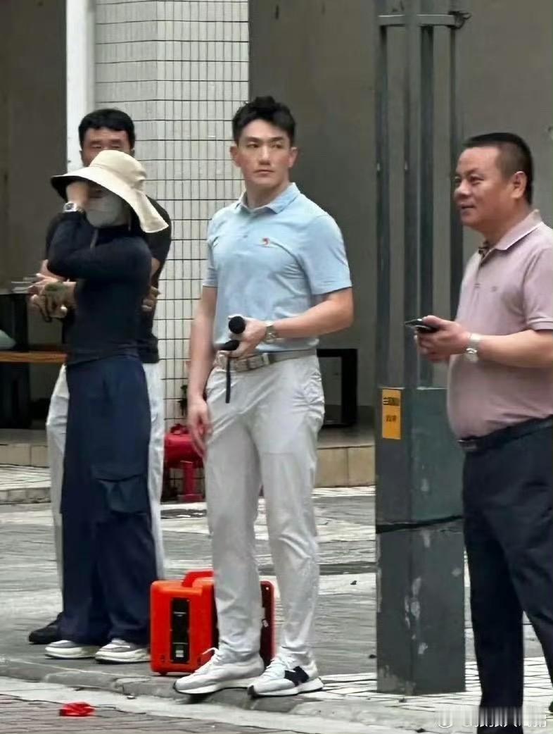 网友偶遇张馨予老公何捷，何捷现在从部队转业到了广州大学保卫处，工作就是行政管理教