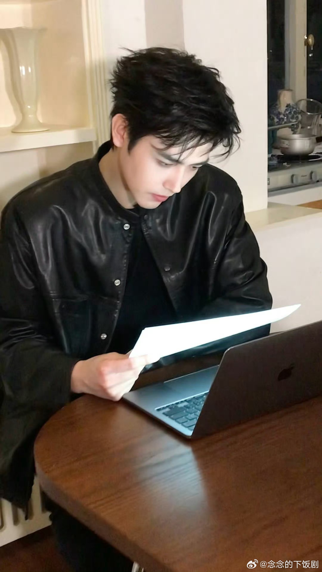 陈飞宇 人夫感陈飞宇人夫感，陈飞宇这人夫感真的绝了！看他削苹果花絮就知道，情绪稳