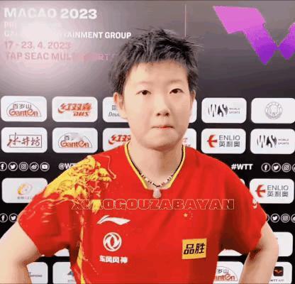 比赛结束了
接受采访时的莎莎
表现依然抢眼：
八百个心眼子
让人忍俊不禁
直呼：