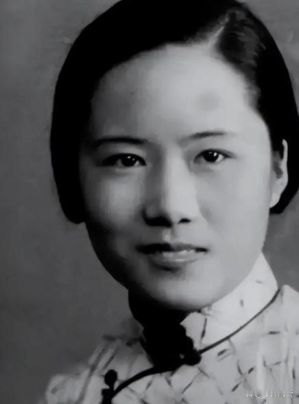 她帮美国造出原子弹，37年后回国，见到周总理第一句话是：“我找不到父母的坟了。”