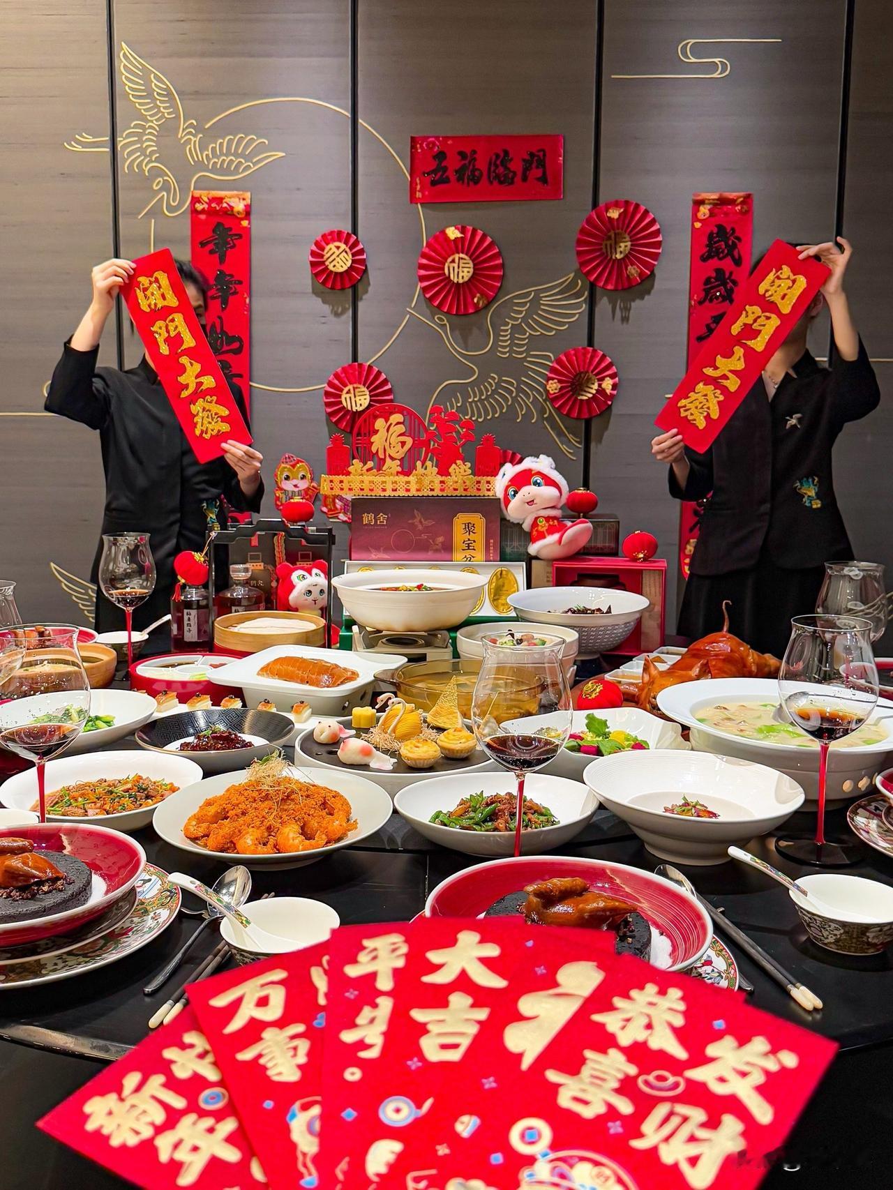 订年夜饭要先缴纳订金，
倘若违约，订金便会付诸东流。
如今，挣钱不易，
该节省的