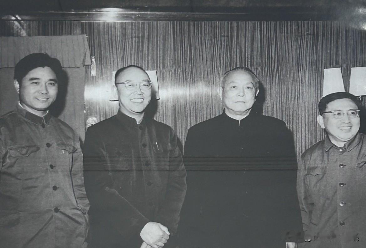【开国功臣图片故事249】
上世纪八十年代，李先念副总理与身边三位核心工作人员：