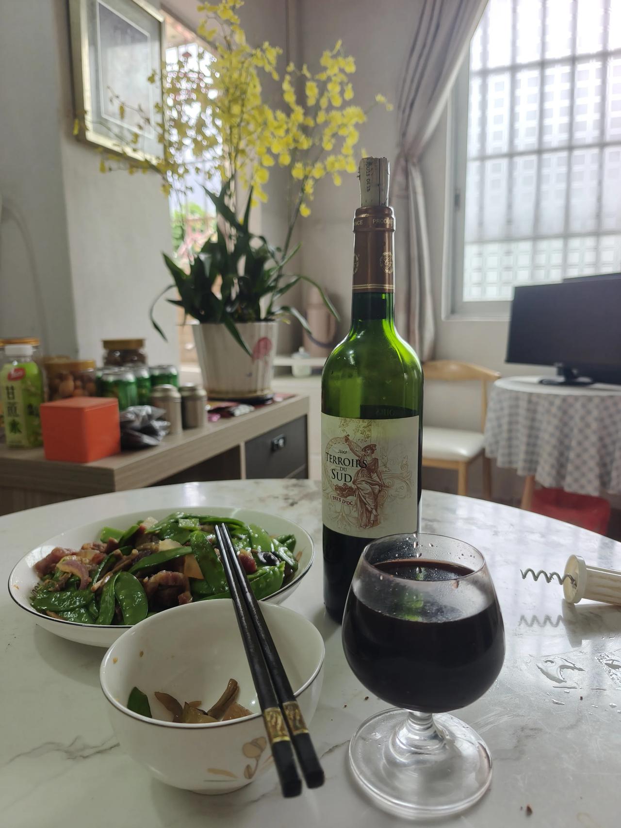 晒晒每日美食不好意思，这就是我今日中午的所谓美食，荷兰豆炒腊肉，而且这些腊肉都是