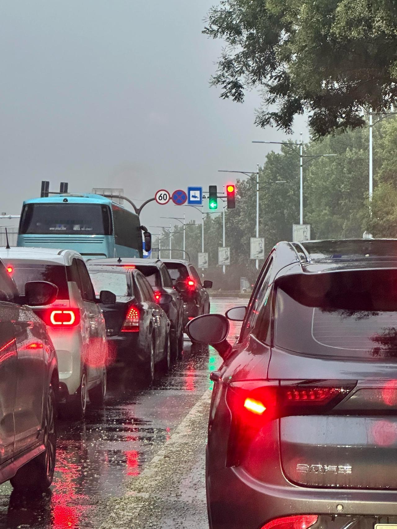 坐标：江门市江门大桥
今天早上，天下着雨，路上车辆陡然增多，行车缓慢，这也是意料