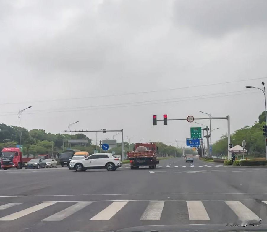 以前见到红灯亮起，经常有来不及刹车的车辆停斑马线或是在中间点，可能一点事都没有，