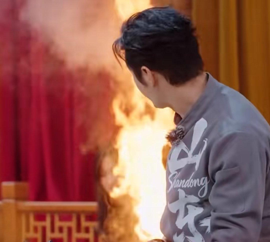 《宇宙闪烁请注意》沈月做饭太搞笑了，这个视角好像在炼制魔法药水。 