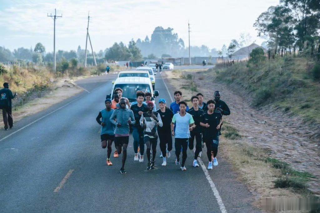 一枚全运会马拉松金牌的背后 队友轮流带跑铺垫，后勤团队全程护航，个人荣光背后是