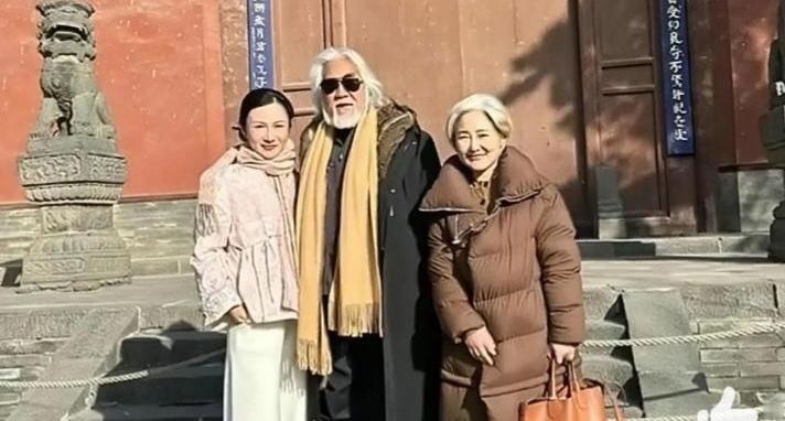 74岁老爷子带着媳妇和丈母娘逛古寺，这画面你品品，是不是比电视剧还离谱？
杜星霖
