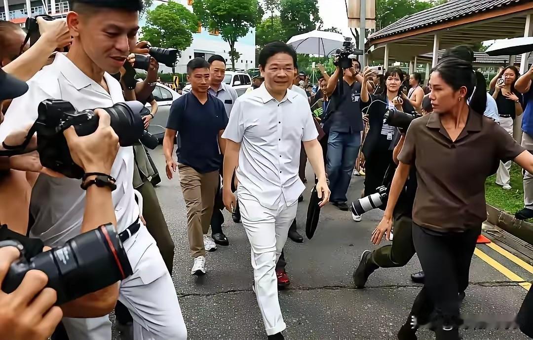 新加坡总理黄循财说，“世界上没有国家能取代美国。”这话除了狗仗人势，跪舔以外，还