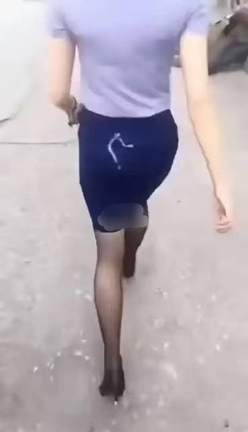 前面的小姐姐裙子脏了，要不要告诉她呢？