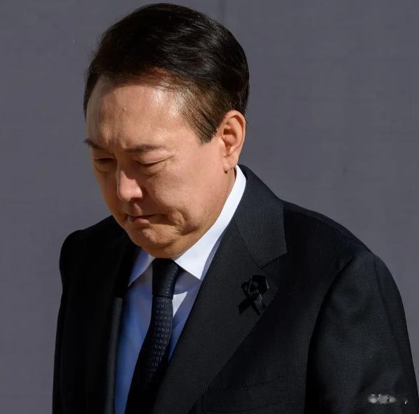 尹锡悦没想到这么快就被起诉了，敢起诉总统我还是挺佩服韩国的！
最新消息：韩国总统