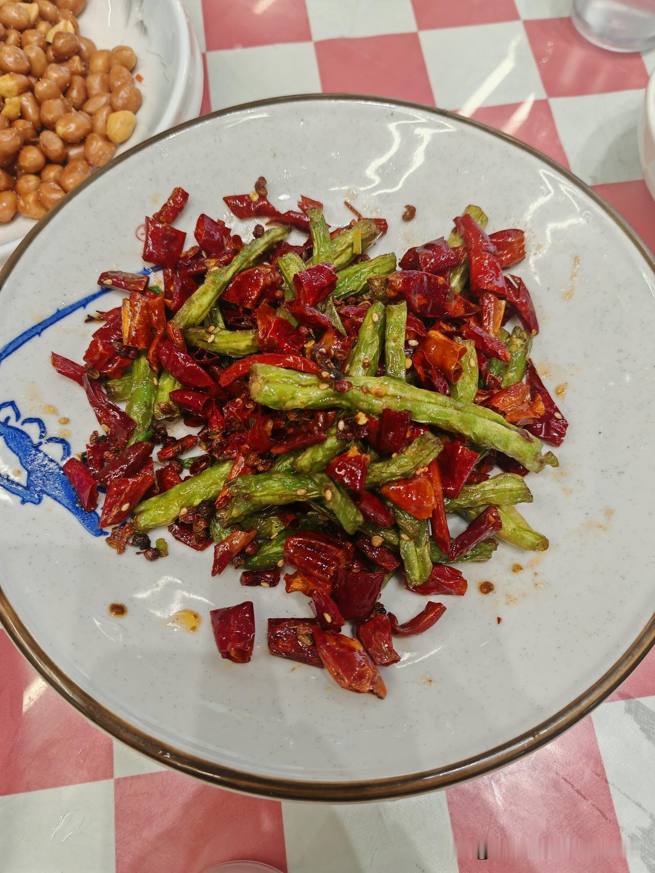 真心话茶局晚上来一份干煸豆角，喝点小酒，日子就这样慢慢地过着，也挺好