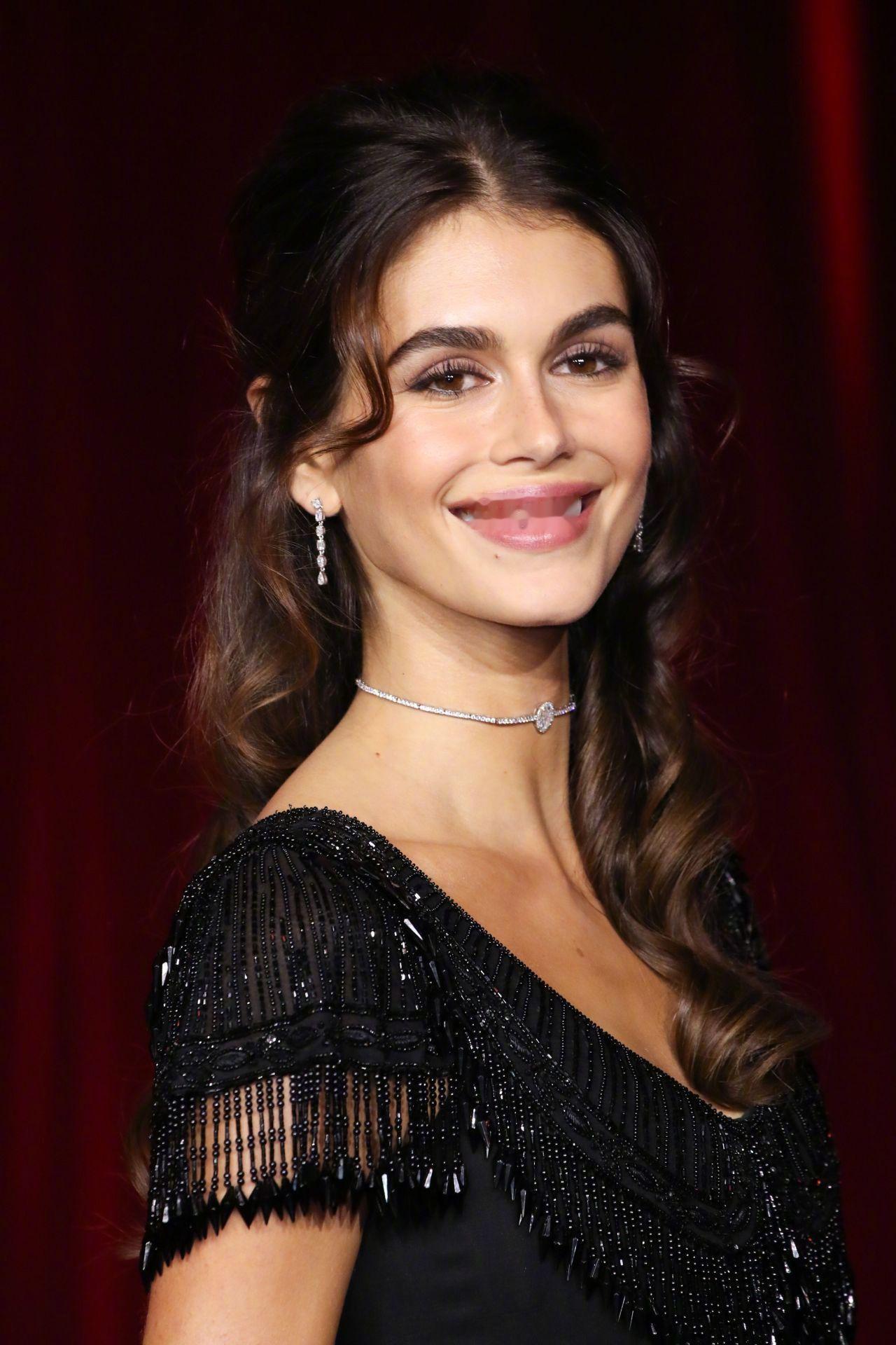 出席第4届奥斯卡博物馆盛典红毯的凯雅·格柏 (Kaia Gerber) ，身穿的