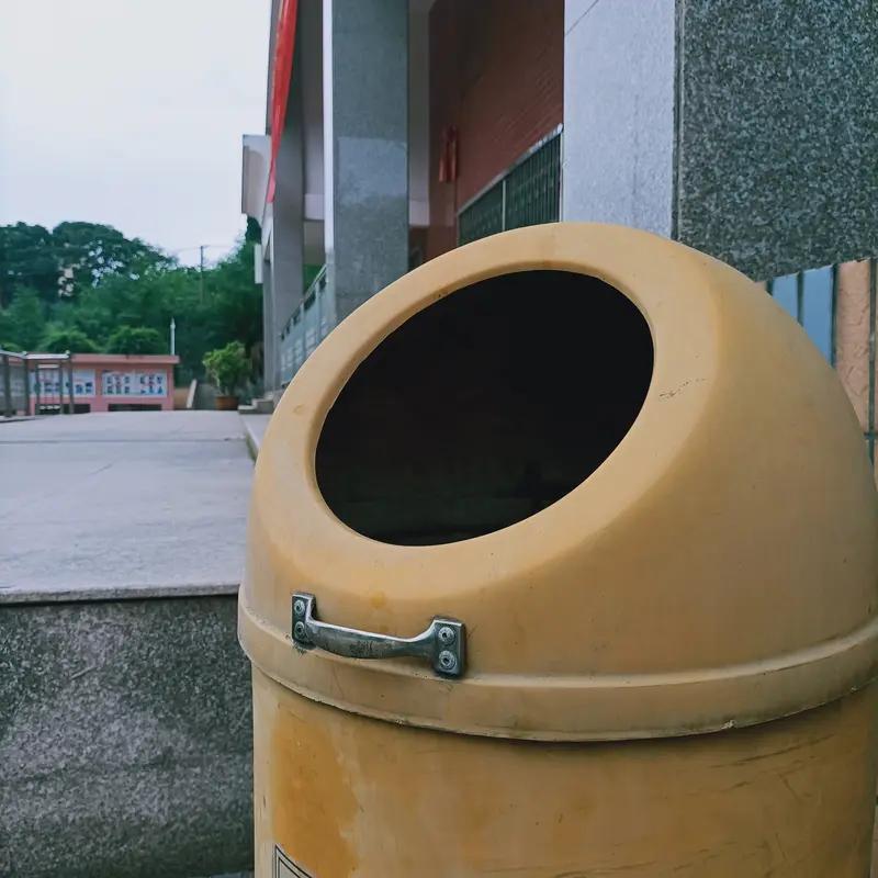早上出门，踩到狗屎会是什么感受？

早上送孩子去学校，那条路上每天都有很多狗屎，