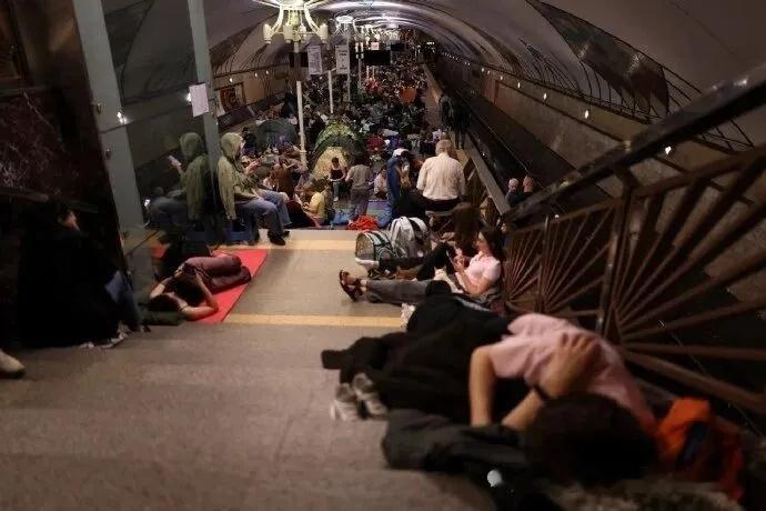 昨天的空袭之前，包括泽连斯基在内，乌克兰政府就连续发出了多次警告，呼吁基辅市民们