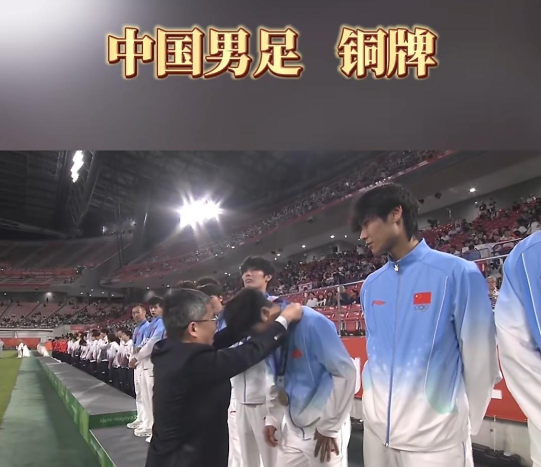 中国男足再次登上亚运会领奖台！