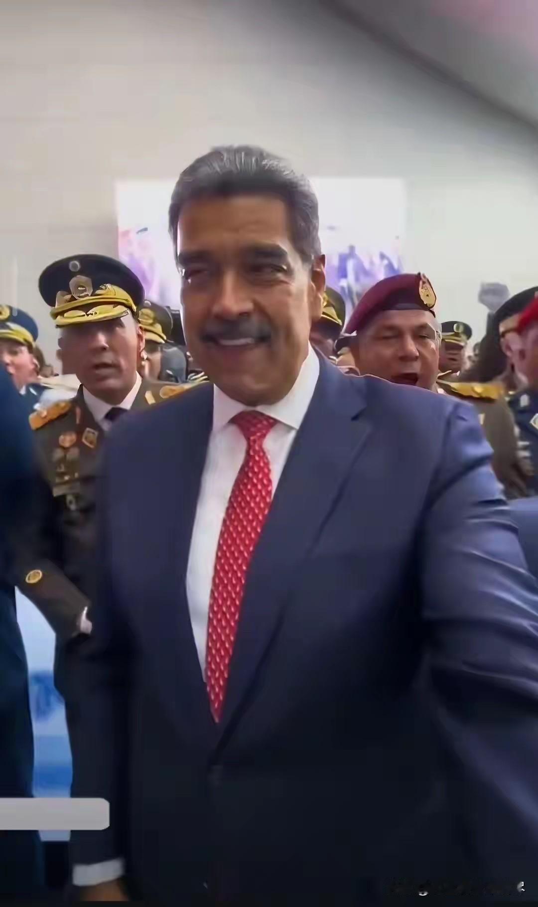 据说这张照片是马杜罗被带走前两小时拍的，马杜罗正开心的和满屋子的将军们喊口号合影