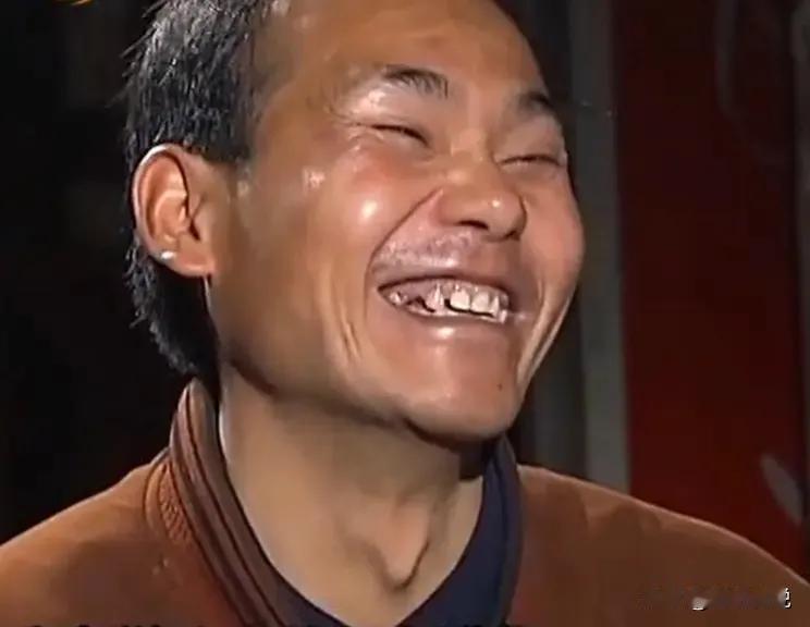 [太阳]2012年，22年教龄的乡村老师，在亲吻病床上的妻子后，独自一人离开了家