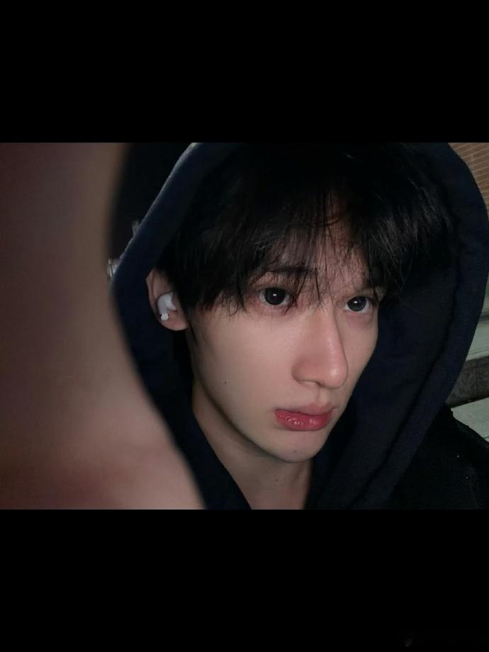 余宇涵除夕游戏直播除夕快乐！余宇涵游戏直播太暖心，安安静静陪我们守岁，没有喧嚣只